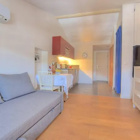 Apartment 6 - Charming Studio,heart Old Town, Walk Antibes